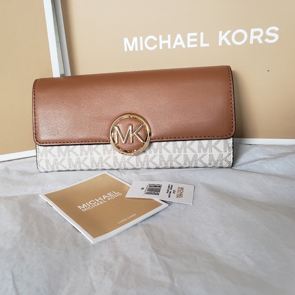 Michael Kors Lillie Large Logo and Leather Wallet - Picture 3 of 5